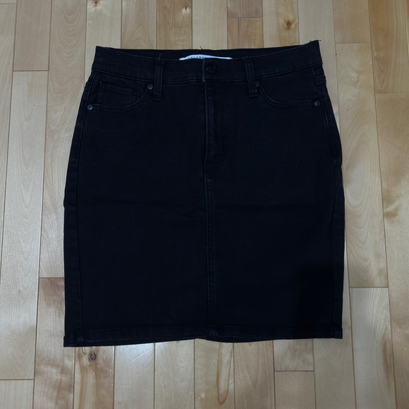 SIZE 6 - Fashion Nova curvy black jean skirt - Picture 2 of 4